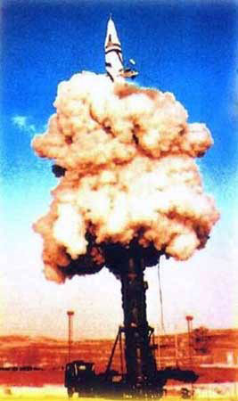 二炮东风21试射瞬间。