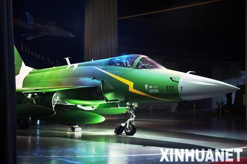 11月23日，在巴基斯坦旁遮普省的卡姆拉，枭龙（JF-17）飞机亮相下线仪式。当日，首架在巴基斯坦境内制造的枭龙（JF-17）飞机在距巴首都伊斯兰堡西北约60公里的巴基斯坦飞机制造厂成功下线。枭龙飞机是中巴联合投资研发的先进多用途轻型战斗机，是两国重要的合作项目。新华社记者李敬臣摄