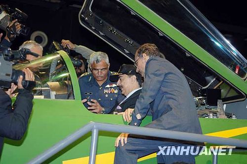 11月23日，在巴基斯坦旁遮普省的卡姆拉，巴基斯坦总理吉拉尼（右二）坐在枭龙战机飞行员驾驶舱中听取介绍。新华社记者李敬臣摄