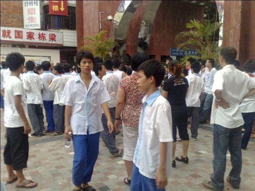 广东数百学生为保校