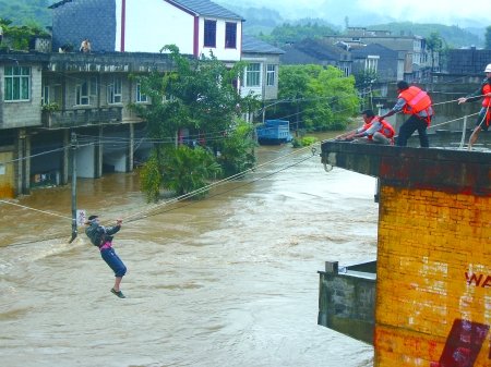 最强雷雨袭击重庆致9人遇难(组图)