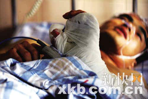 昨日，被砍伤的酒店保安仍在医院留医。