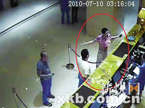 粉衣男子在叫嚣