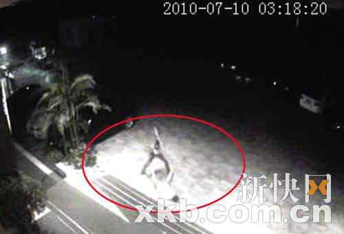 门外保安被砍倒地