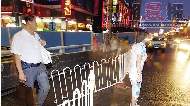 昨晚7点多，五一广场立交桥上，护栏已经被人拆开一个口子。