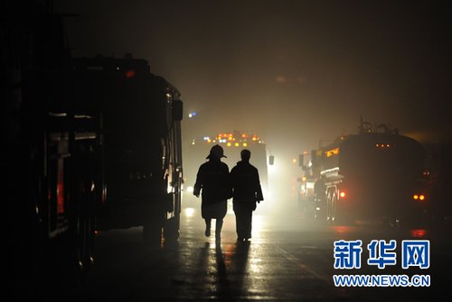 胡锦涛温家宝对中石油大连输油管线起火爆炸事故作出重要批示 张德江连夜赶到现场指挥灭火救援