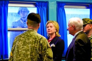 21日,美国国务卿希拉里访问板门店时,一名朝鲜士兵就在窗外。