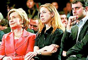 希拉里、切尔西与梅兹文斯基在一起。