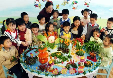 山寨幼儿园成贫困家长唯一选择 孩子未来尴尬