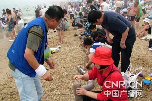 上万市民海边清污保卫大连 各地市民快递头发