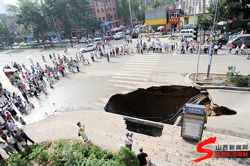 图为塌陷的路面程刚/摄