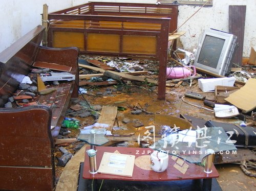 广东徐闻县遭遇龙卷风 大铁门被卷到空中飞舞