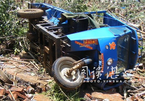 广东徐闻县遭遇龙卷风 大铁门被卷到空中飞舞