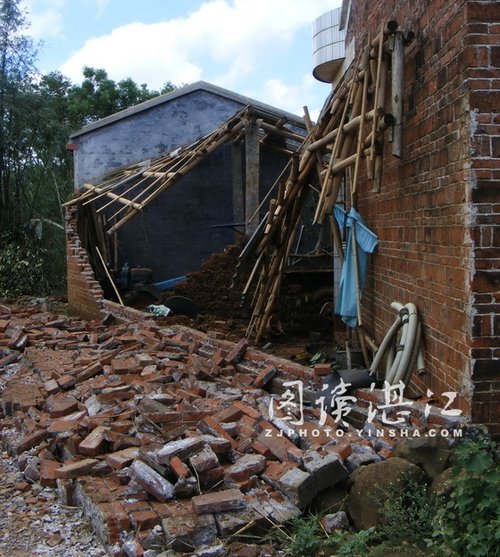 广东徐闻县遭遇龙卷风 大铁门被卷到空中飞舞
