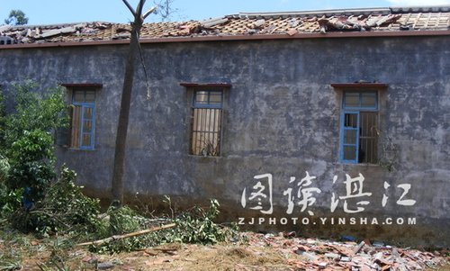 广东徐闻县遭遇龙卷风 大铁门被卷到空中飞舞