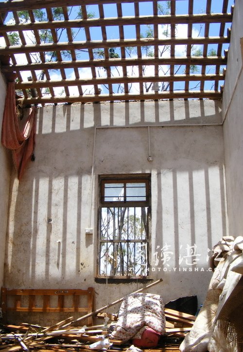 广东徐闻县遭遇龙卷风 大铁门被卷到空中飞舞