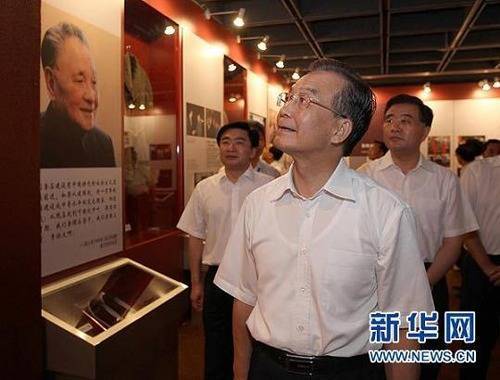 8月21日,温家宝专程来到深圳博物馆参观《改革开放总设计师邓小平》大型展览,仔细观看邓小平生平事迹。今年是深圳特区成立30周年,中共中央政治局常委、国务院总理温家宝于8月20日至21日深入深圳的企业、科研院所、口岸和社区,就发展战略性新型产业,加快转变经济发展方式进行调研。新华社记者 刘卫兵 摄