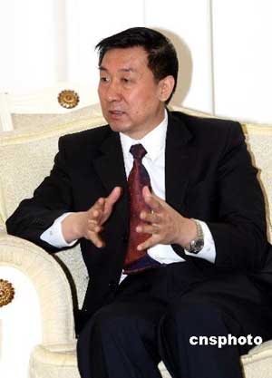 三月二十六日，国家质量监督检验检疫总局局长王勇在接见香港食物及卫生局局长周一岳一行时坦言，随着人们对食品安全关注度的提高，及各国在这方面标准的不统一等等原因，世界各国现在都面临着食品、农产品安全的现实挑战。2月28日，中国出台的食品安全法，使食品安全在制度上有了保证。 中新社发 王丽南 摄 