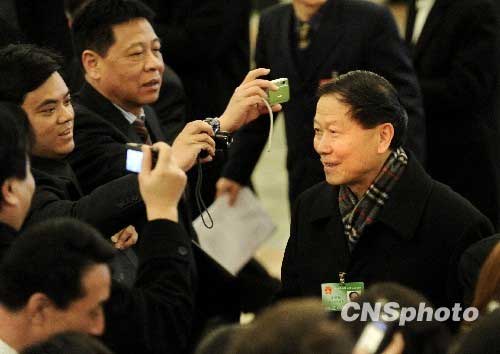 3月5日，第十一届全国人民代表大会第三次会议在北京召开。国务院国资委主任李荣融进入大会堂不但受到记者追访，而且还受到与会代表和委员追拍。 中新社发 廖攀 摄