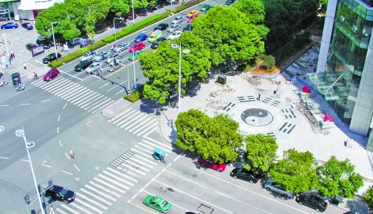 身居闹市的大型八卦图，煞是引人注目。