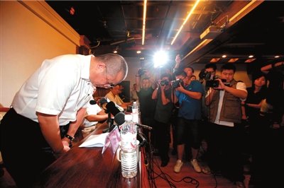 伊春机场通航 河南航空高管鞠躬两度道歉(图)