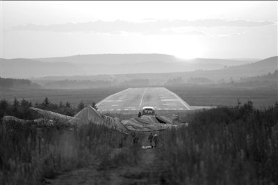 伊春机场通航 河南航空高管鞠躬两度道歉(图)