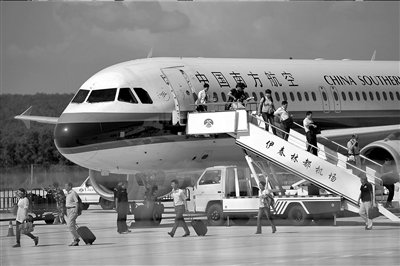 伊春机场通航 河南航空高管鞠躬两度道歉(图)