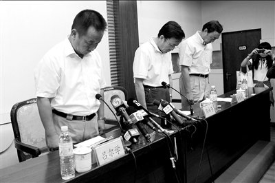 伊春机场通航 河南航空高管鞠躬两度道歉(图)