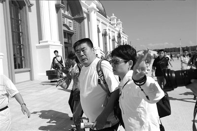 伊春机场通航 河南航空高管鞠躬两度道歉(图)