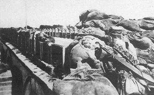 1937年7月7日，日军进攻卢沟桥。