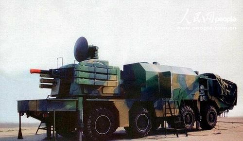 新“陆盾”2000型弹炮合一近程防空武器系统采用了全新的底盘。炮手在车箱中段全封闭的工作站内操作。