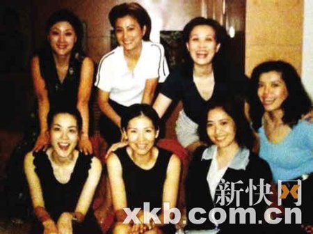 那英王菲二十年前旧照曝光 天后亲笔写贺卡