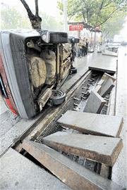 武汉高压电缆沟发生爆炸 气浪掀翻轿车(图)