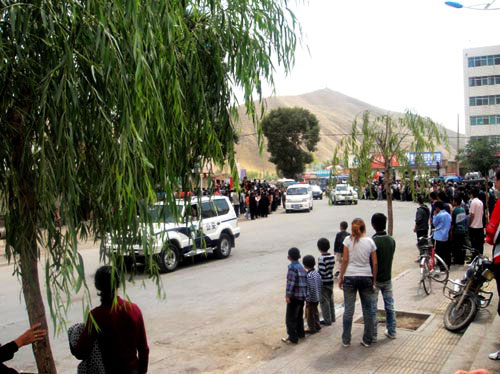 警车开道护送巨石