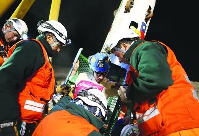 智利被困矿工接连被救 总统见一个抱一个(图)