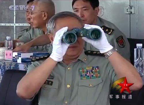 央视新闻视频截图：7月26日，中央军委委员、总参谋长陈炳德在南海观摩海军多兵种合同实兵实弹演练。