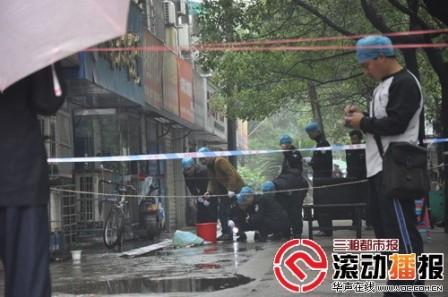 刑警正在现场勘验。 实习记者 傅聪 摄