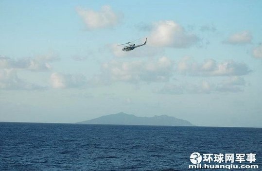 日本海保直升机在渔政船上空长时间盘旋