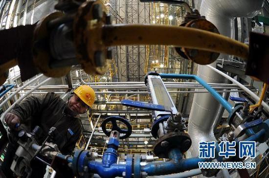 　　秦皇岛垃圾焚烧发电供热项目即将投产，工人在秦皇岛垃圾发电供热项目垃圾焚烧车间工作（10月20日摄）。新华社记者杨世尧摄