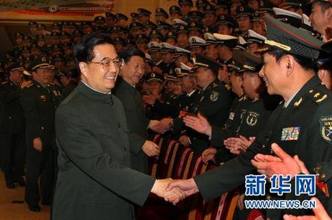 11月2日，中共中央总书记、国家主席、中央军委主席胡锦涛在北京会见出席全军武器装备成建制成系统形成作战能力和保障能力建设工作会议的代表。中共中央政治局常委、国家副主席、中央军委副主席习近平一同会见。 新华社记者李刚摄