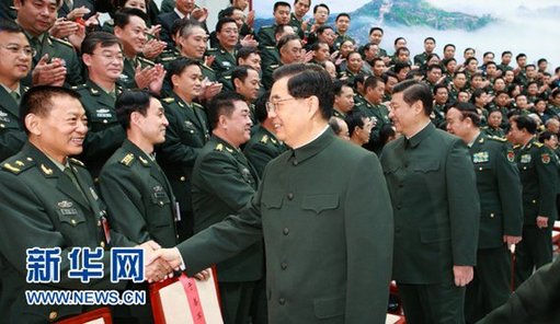 10月27日，中共中央总书记、国家主席、中央军委主席胡锦涛在北京会见国防大学第五次党代表大会全体代表。新华社记者 李刚 摄