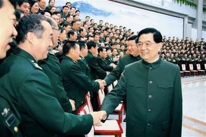 解放军报图片：10月27日，中共中央总书记、国家主席、中央军委主席胡锦涛在北京会见国防大学第五次党代表大会全体代表。中共中央政治局常委、国家副主席、中央军委副主席习近平一同会见。本报记者 周朝荣摄