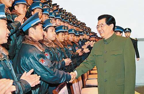 胡锦涛会见空军官兵