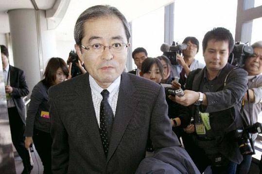 11月3日，日本驻俄罗斯大使河野雅治抵达日本成田机场。当日，暂时被召回的日本驻俄罗斯大使河野雅治抵达日本首都东京。 新华社/共同社 