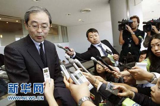  11月3日，日本驻俄罗斯大使河野雅治抵达日本成田机场后回答记者提问。当日，暂时被召回的日本驻俄罗斯大使河野雅治抵达日本首都东京。 新华社/共同社