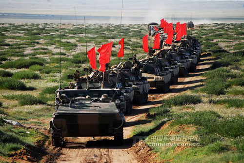 解放军军演出现重伤意外 惊动军区司令员(图) - 青岛新闻网