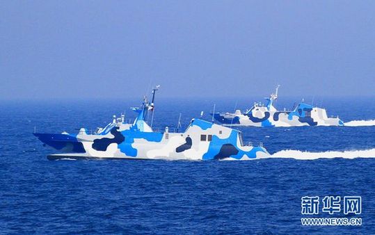 演练中，两艘新型导弹艇进入发射阵位。新华社记者 查春明 摄