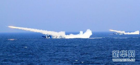 演练中新型导弹艇进行导弹齐射。新华社记者 查春明 摄