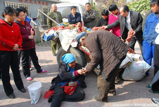 张全会被男子殴打后说:我来郑州卖红薯,只为给大儿子挣点买药钱