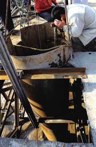 范师傅的工友在平台上向他喊话,稳定他的情绪。